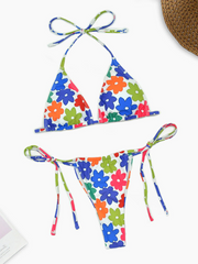 Riemchenbikini mit Blumenmuster