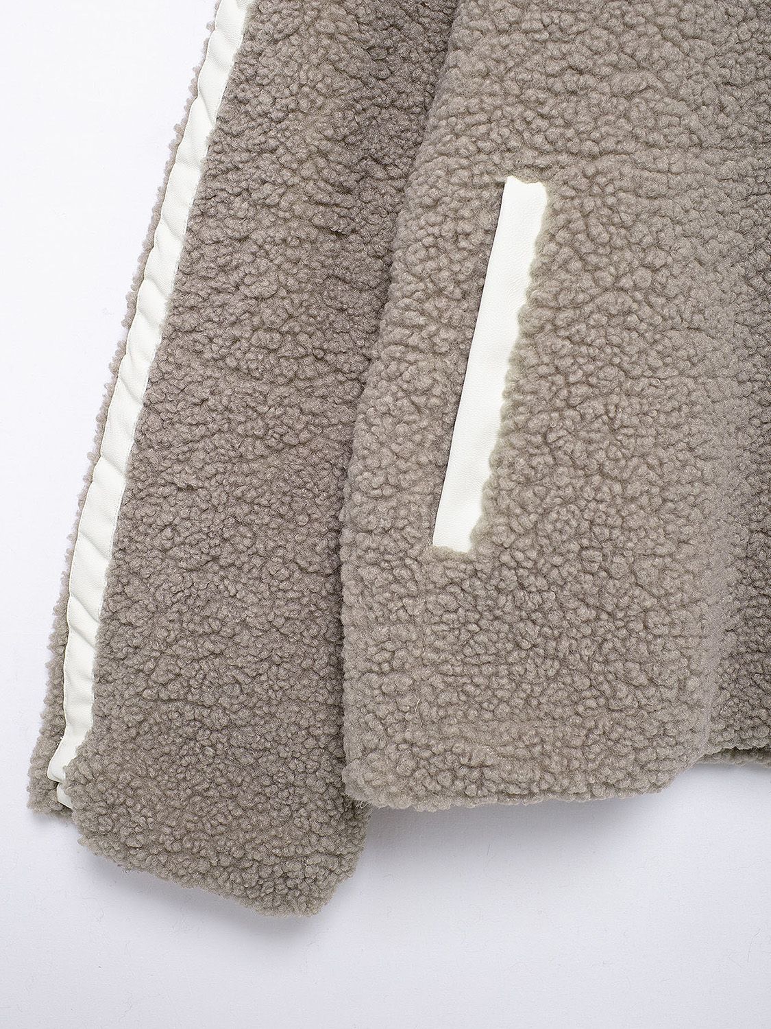 Plüschjacke mit Rollkragen und langen Ärmeln und Reißverschluss