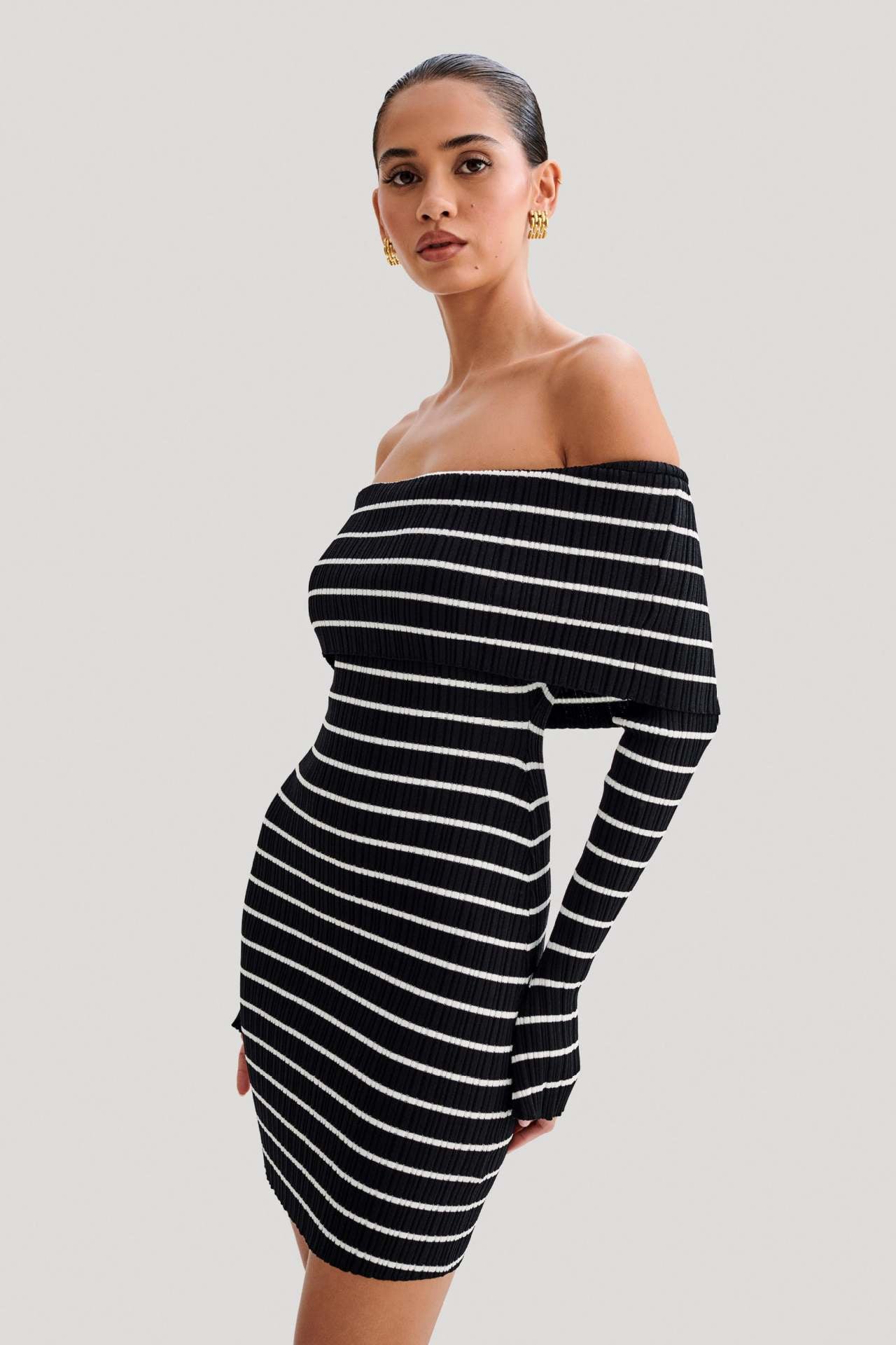 Beach vacation off shoulder striped long sleeved skirt with a single neckline knitted casual short dress