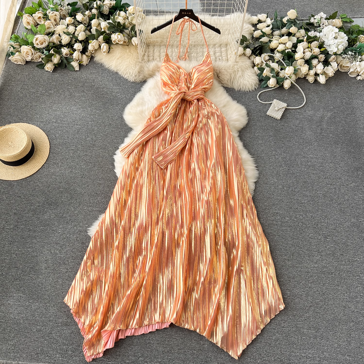 Unregelmäßiges rückenfreies Neckholderkleid