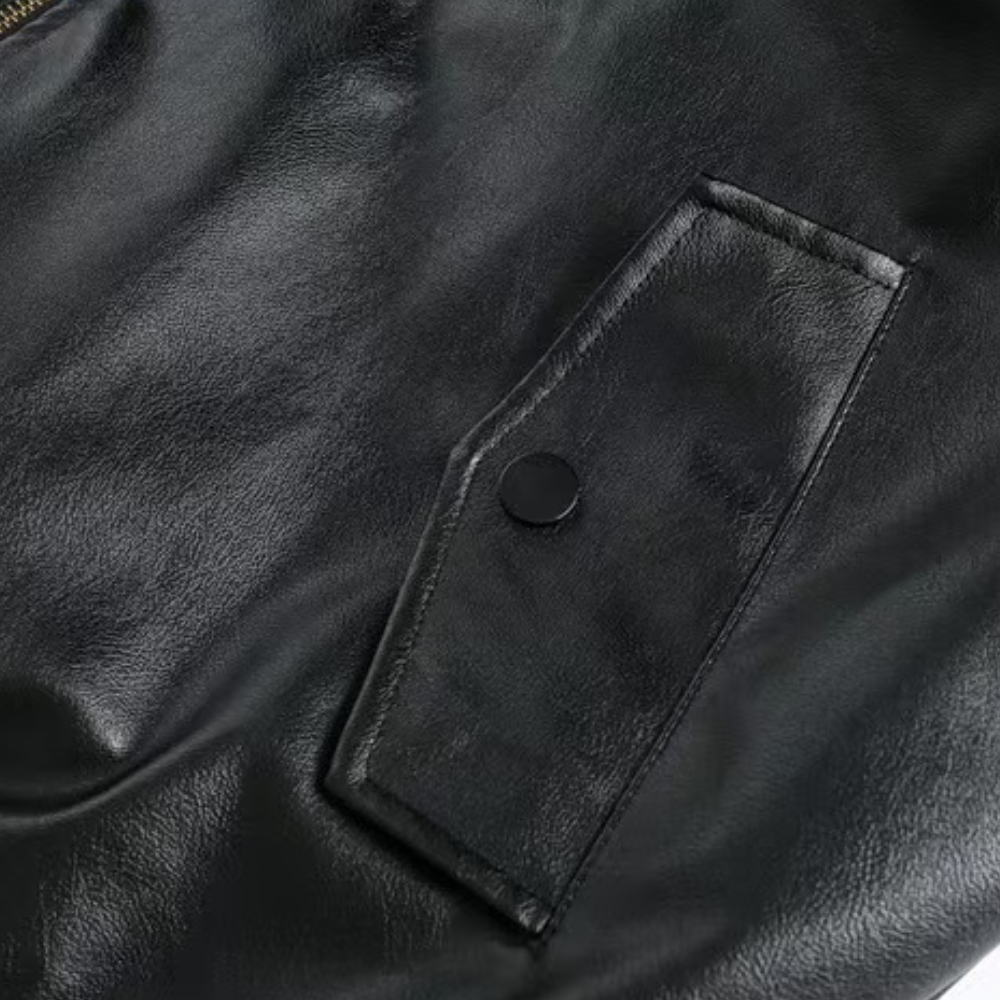 chaqueta de cuero con capucha