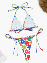 Riemchenbikini mit Blumenmuster