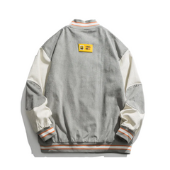 Chaqueta universitaria desgastada con parches urbanos