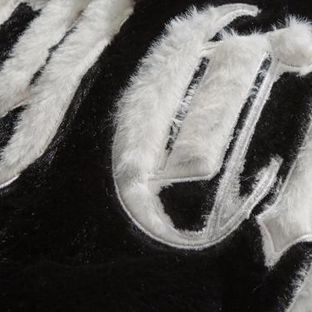 Chaqueta con letras bordadas