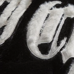 Chaqueta con letras bordadas