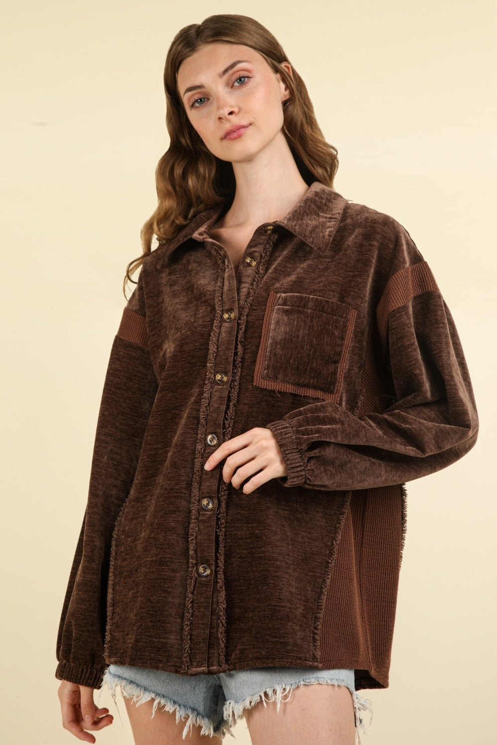 VERY J – Hemdjacke aus gemischtem Material mit Knopfleiste und offenem Saum