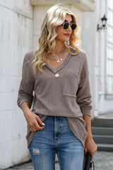 Camiseta de manga larga con escote en V y costuras expuestas