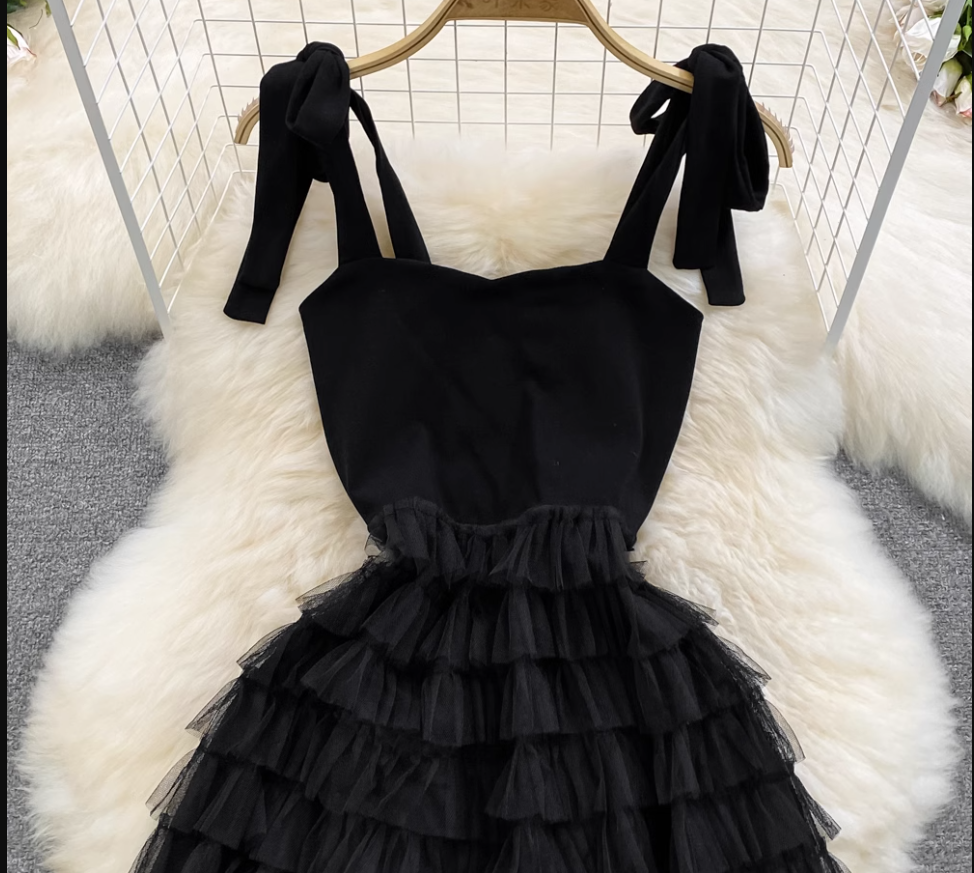 Vestido veraniego de tul negro con corte en A