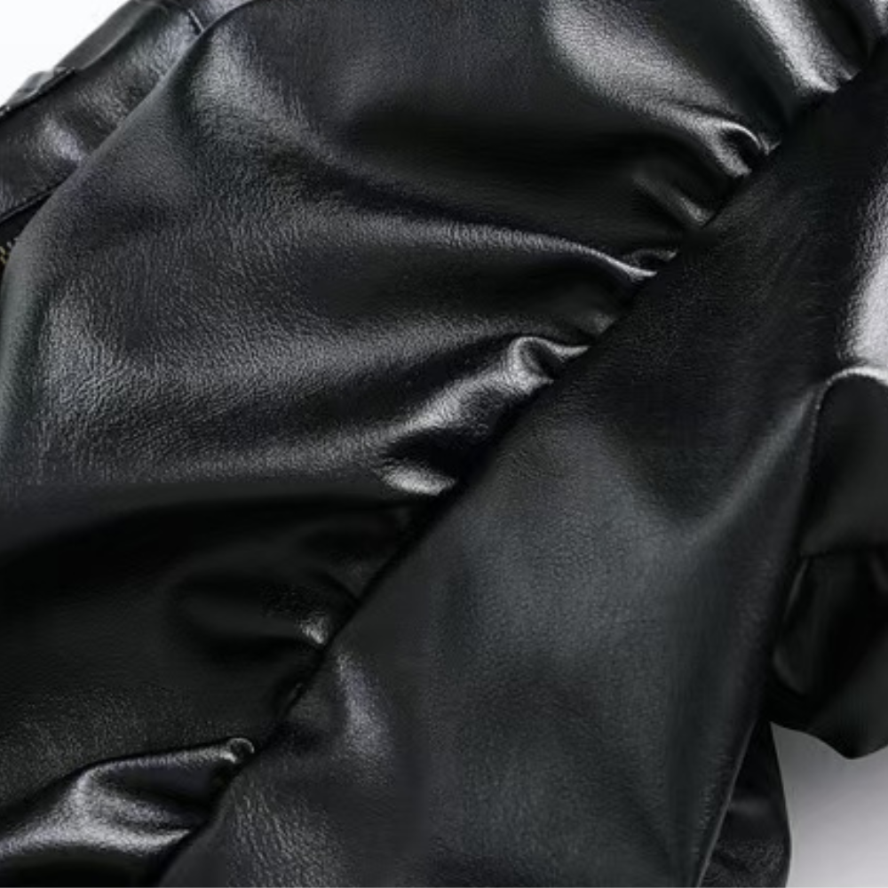 chaqueta de cuero con capucha