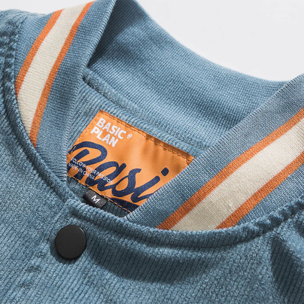 Chaqueta universitaria desgastada con parches urbanos