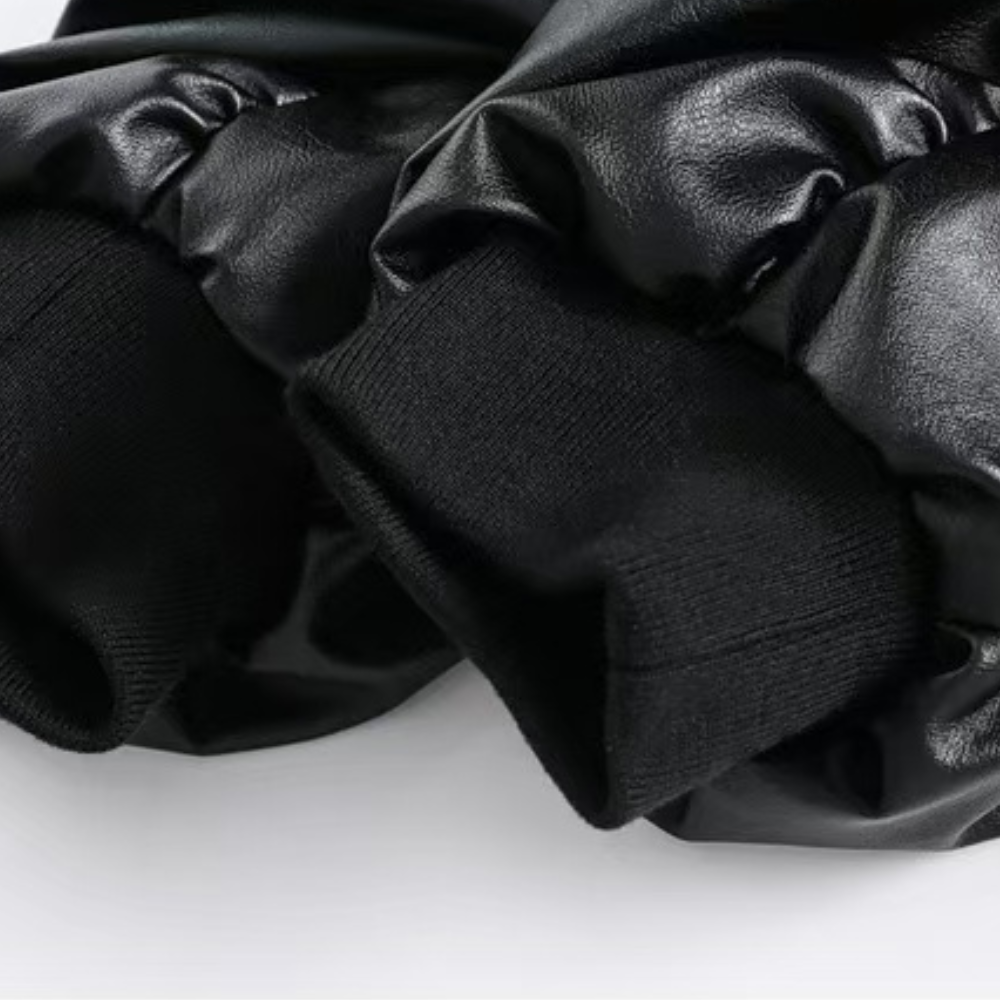 chaqueta de cuero con capucha