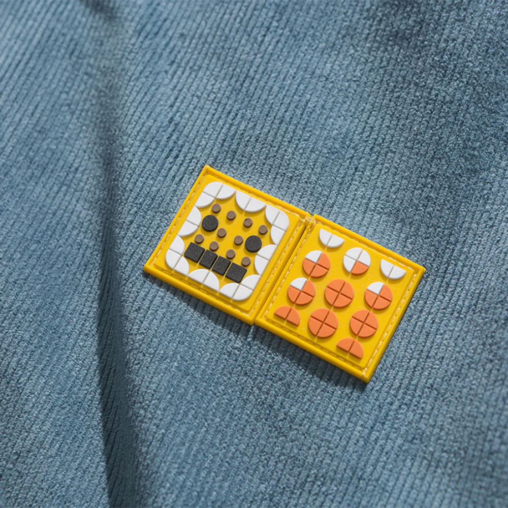 Chaqueta universitaria desgastada con parches urbanos
