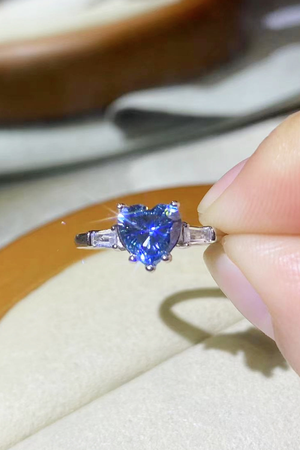 Herzförmiger platinierter Ring mit 1 Karat Moissanit in Blau