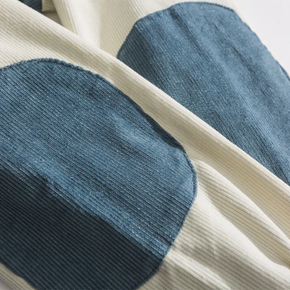 Chaqueta universitaria desgastada con parches urbanos