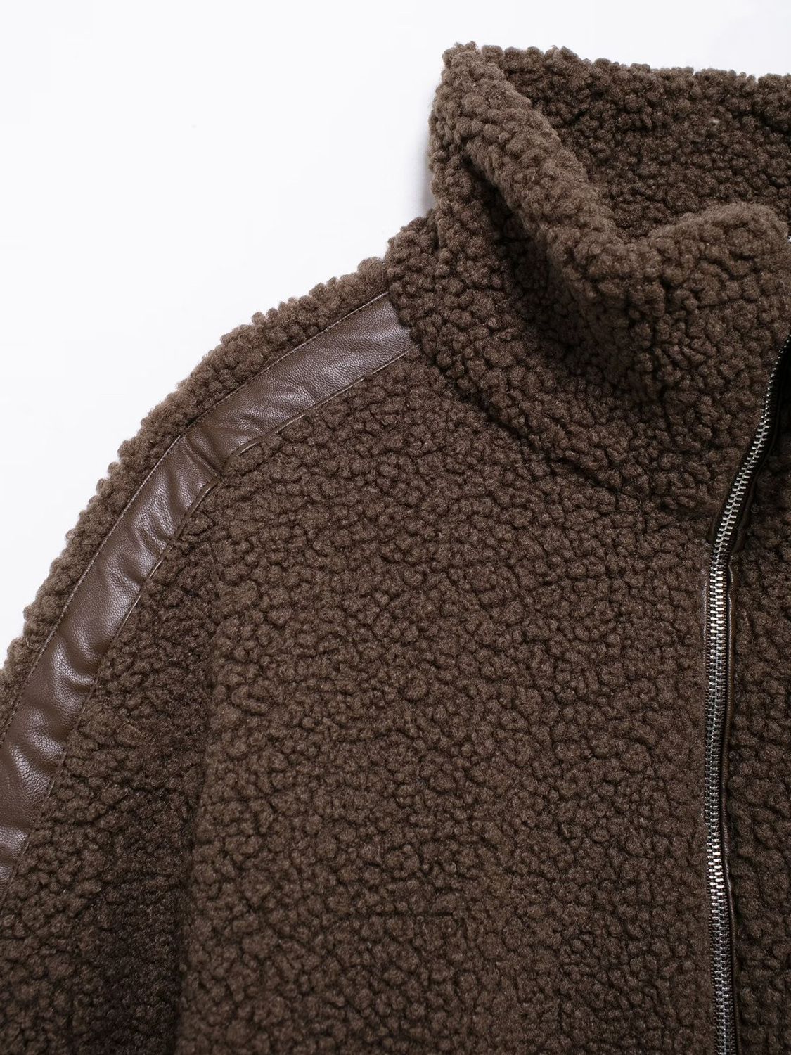 Plüschjacke mit Rollkragen und langen Ärmeln und Reißverschluss