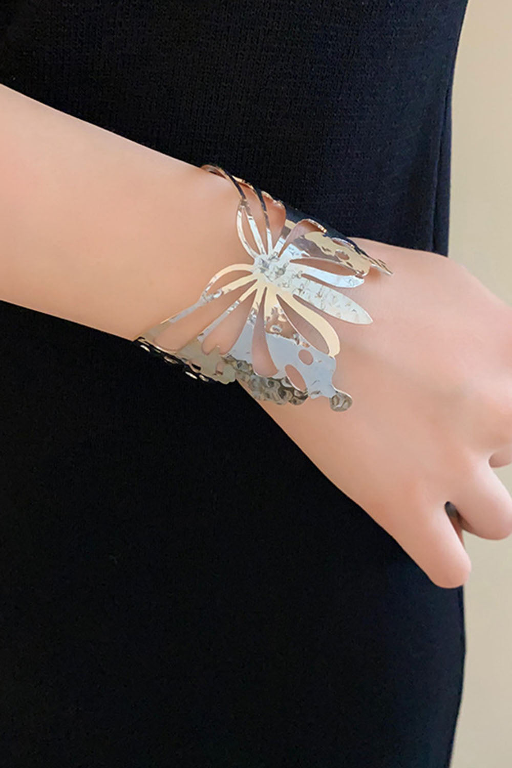 Hollow Out Flower Leaves Alloy Cuff Bracelet - Gold