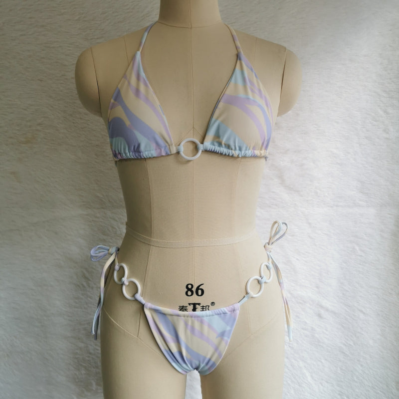 Conjunto de bikini con tiras cruzadas y huecos florales