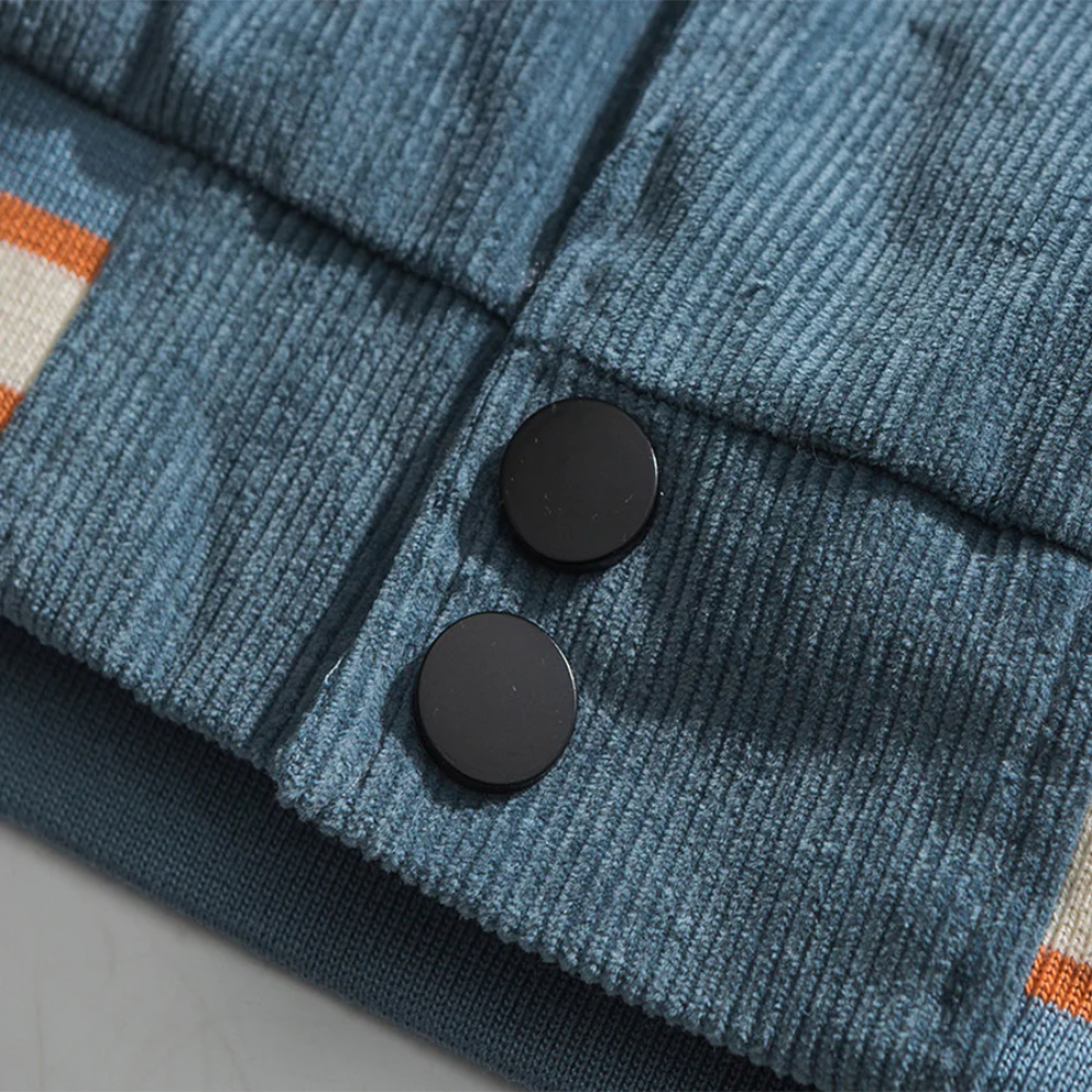 Chaqueta universitaria desgastada con parches urbanos