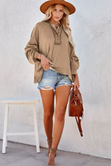 Sudadera con capucha de manga larga con costuras expuestas