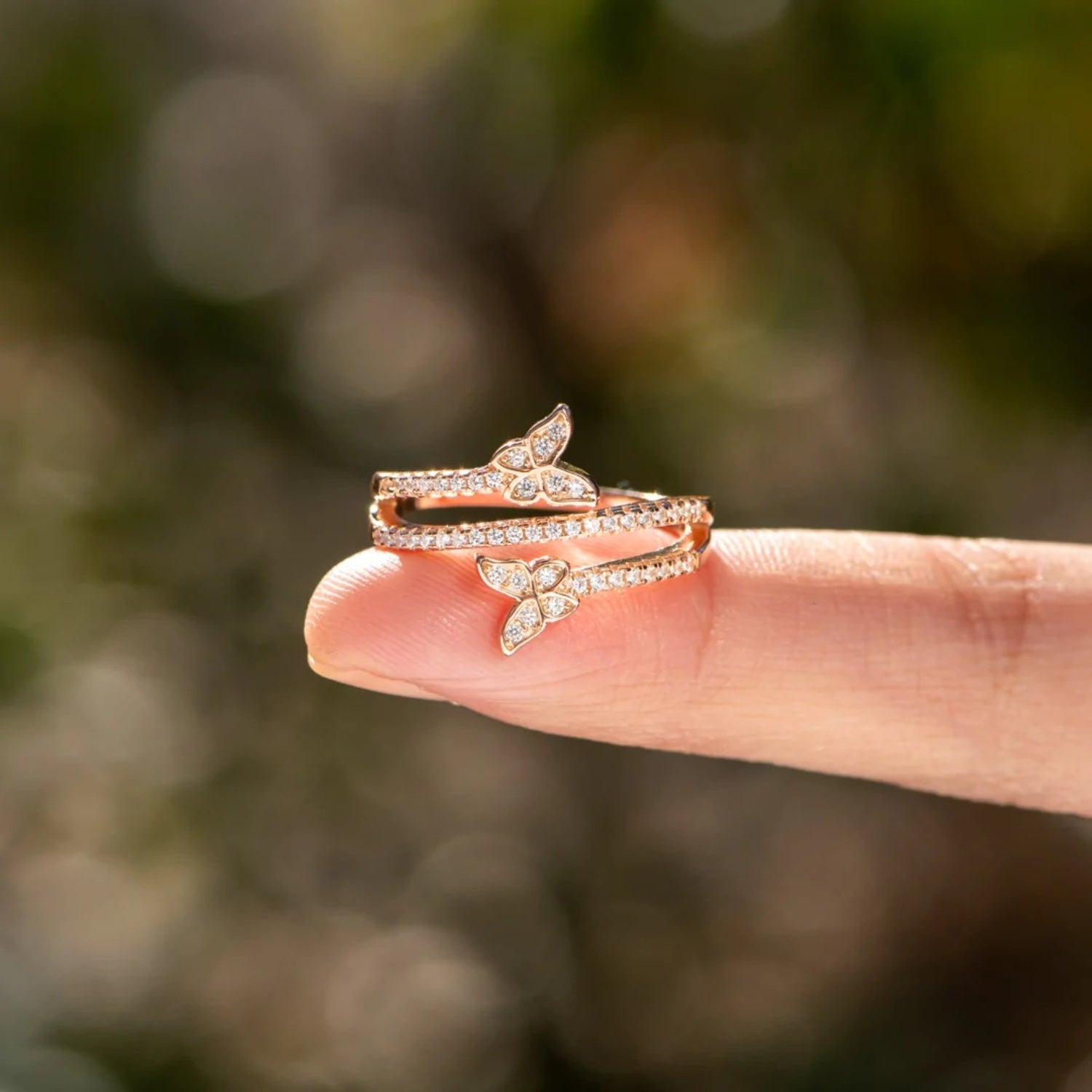 Anillo de mariposa con circonitas incrustadas en plata de ley 925