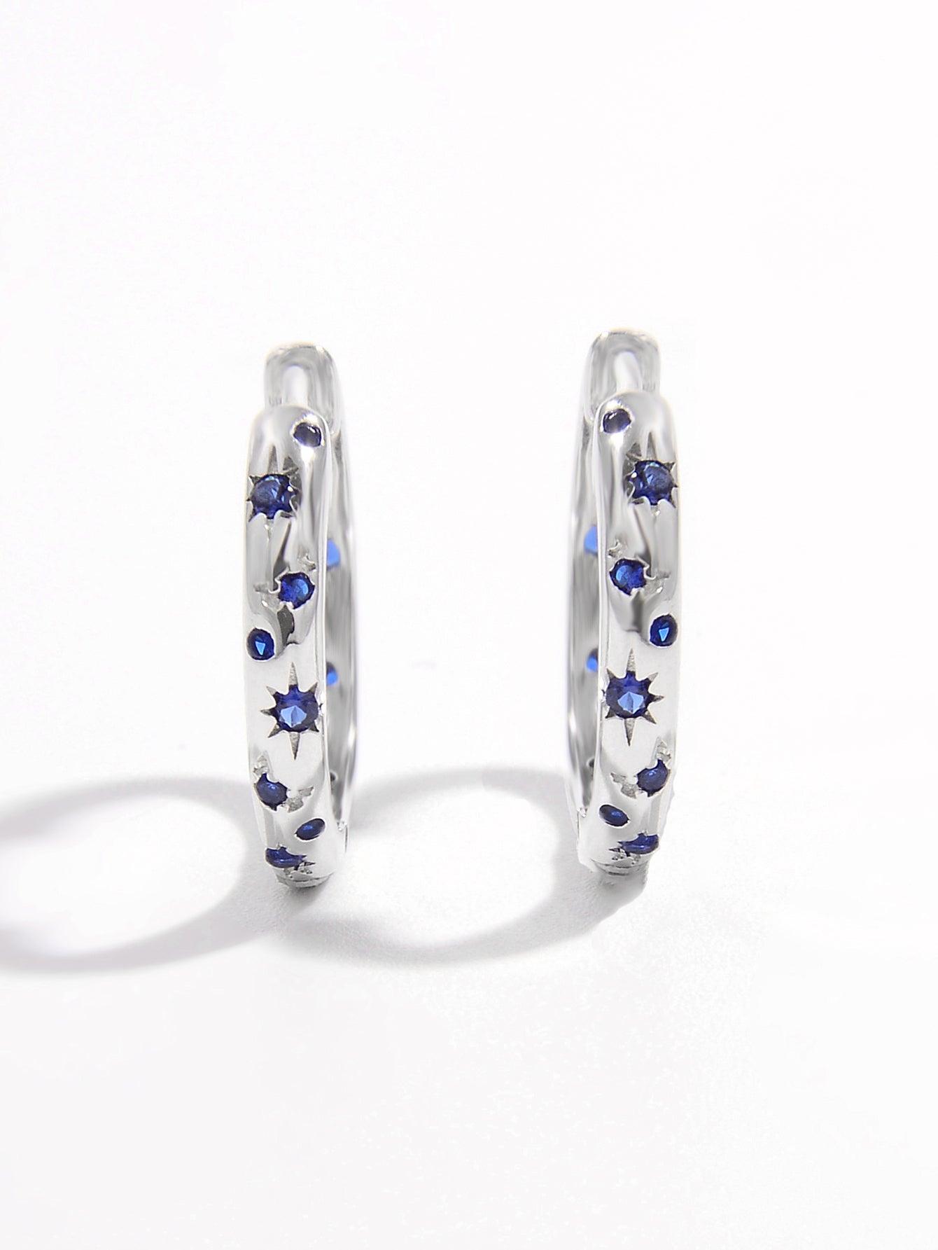 Pendientes Huggie de circonitas con incrustaciones en plata de ley 925