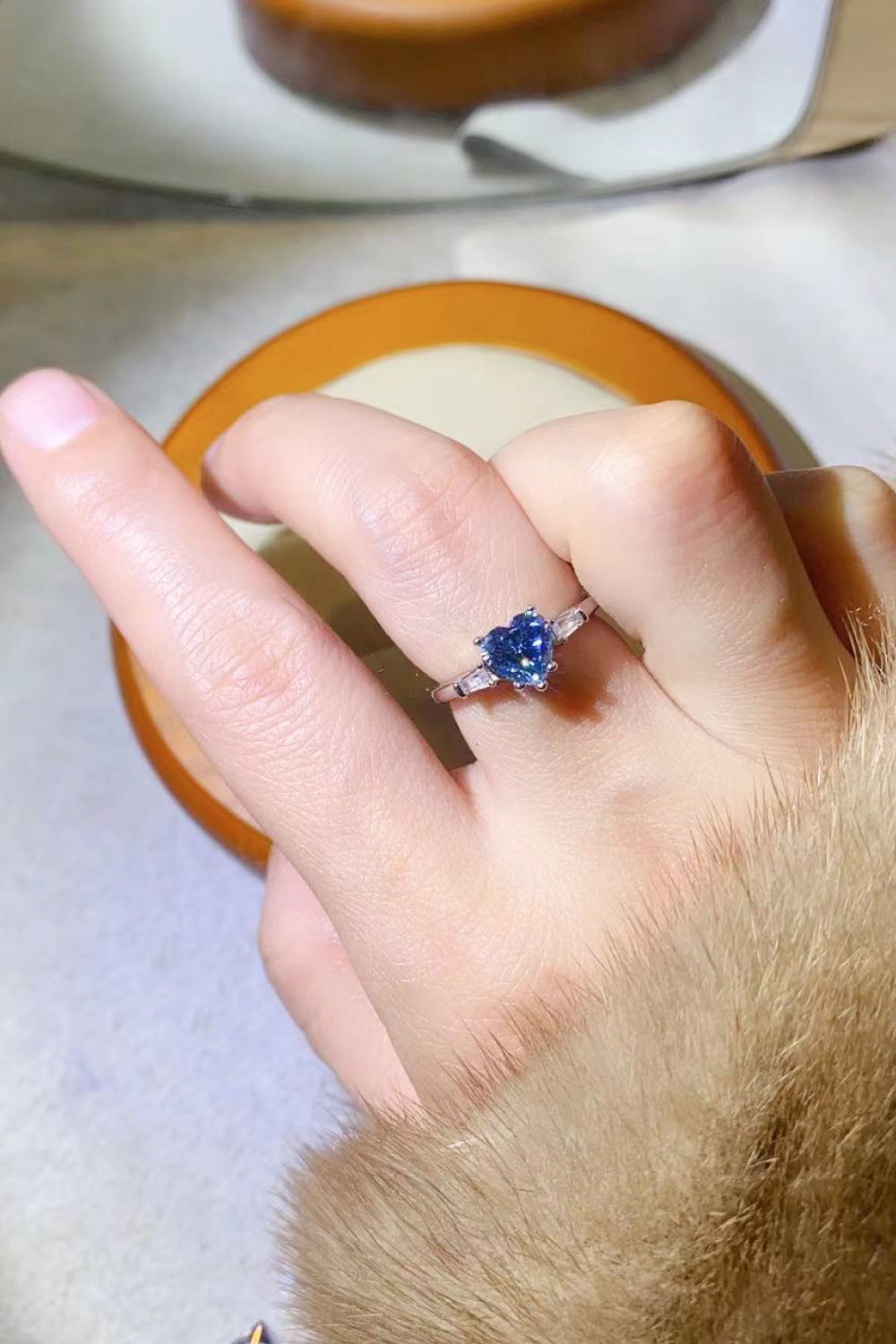 Herzförmiger platinierter Ring mit 1 Karat Moissanit in Blau