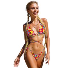 Conjunto de bikini con tiras cruzadas y huecos florales