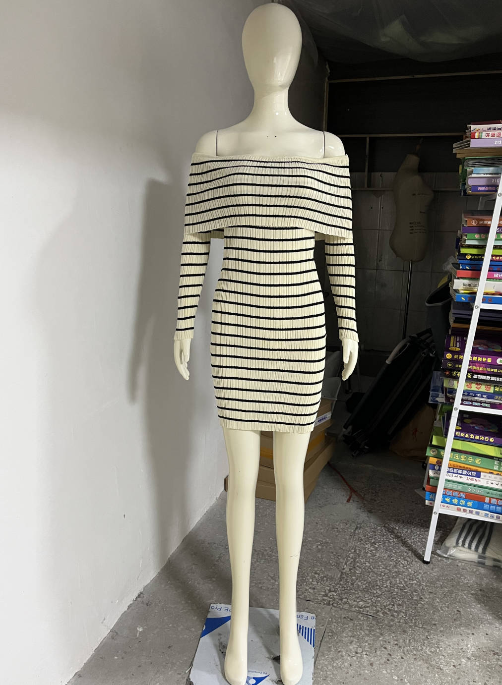 Beach vacation off shoulder striped long sleeved skirt with a single neckline knitted casual short dress