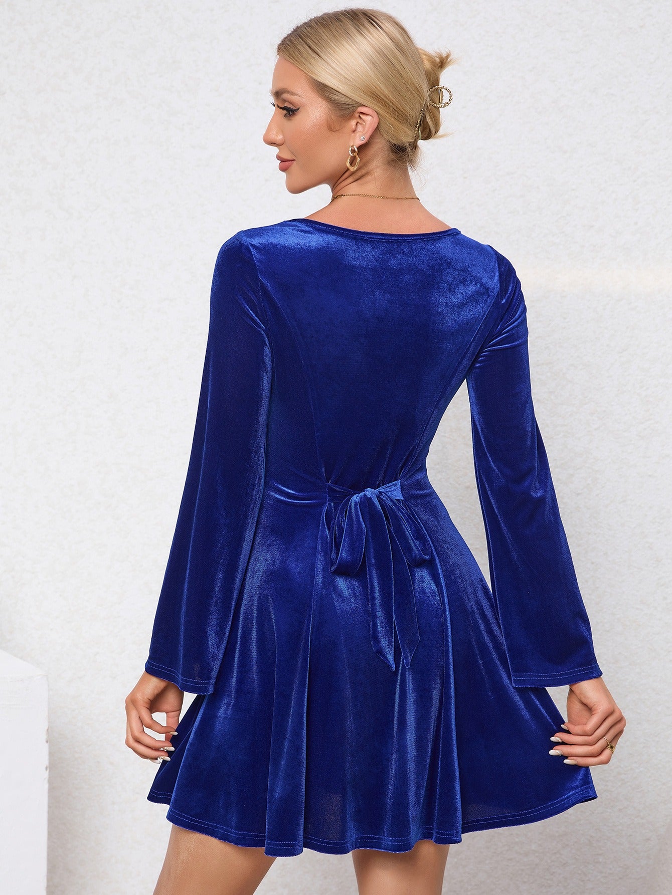 Waist cinched large skirt hem U-neck flared sleeve velvet dress