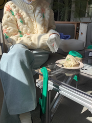 Nuevo suéter de punto suelto y perezoso.