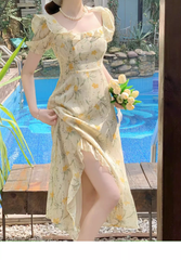 Vestido de verano con mangas abullonadas y estampado floral amarillo para vacaciones en la playa