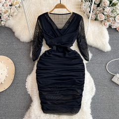 Mittellanges Plissee-Netzkleid mit Fünfviertelärmeln und V-Ausschnitt