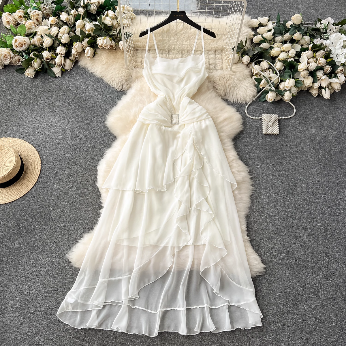 Langes Strapskleid mit unregelmäßigen Rüschen