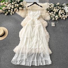 Langes Strapskleid mit unregelmäßigen Rüschen