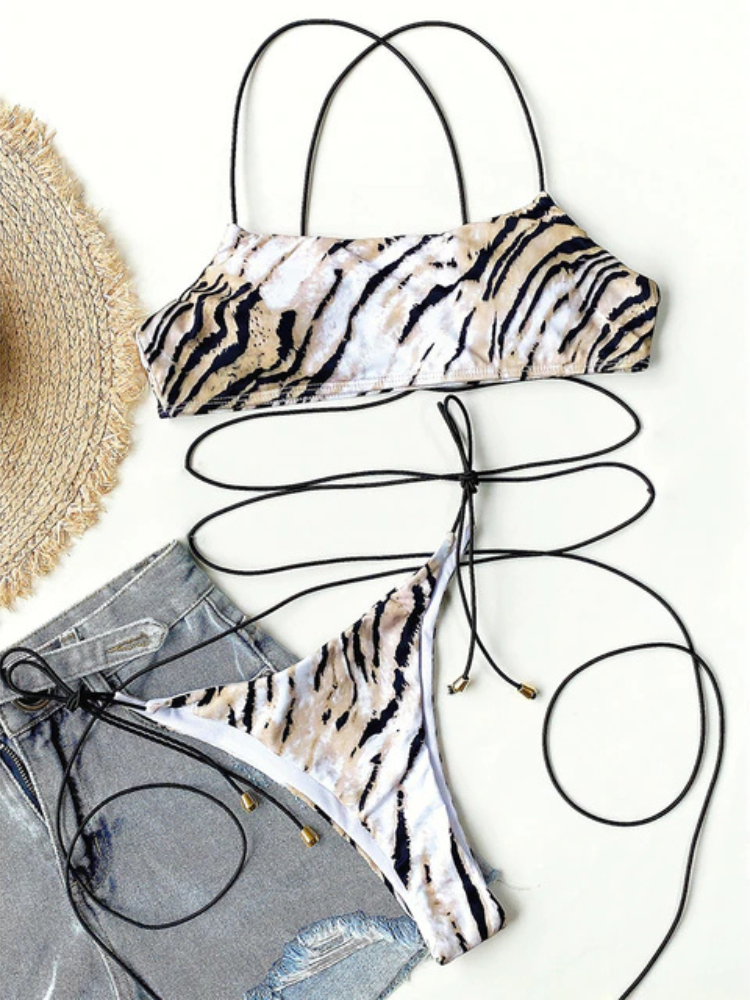 Der zweiteilige Bikini mit Tiger-Print