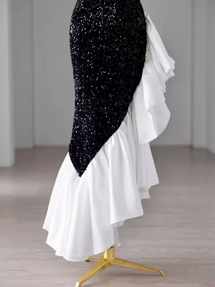 Schwarzes Abendkleid mit Pailletten im Meerjungfrauen-Stil