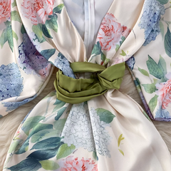 Bedrucktes Kleid mit tiefem V-Ausschnitt im Urlaubsstil