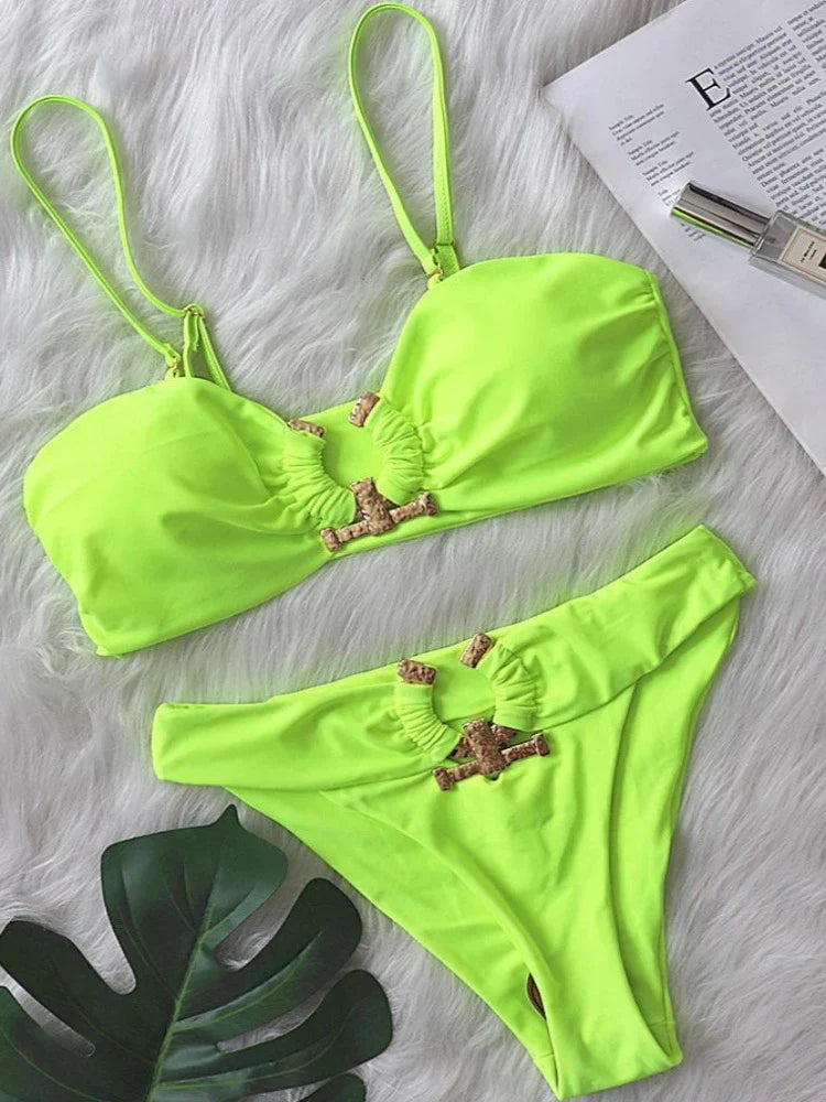 Das ausgefallene brasilianische Zweiteiler-Bikini-Set