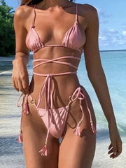 Der zweiteilige Bikini mit tropischer Taille