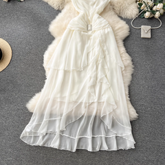 Langes Strapskleid mit unregelmäßigen Rüschen