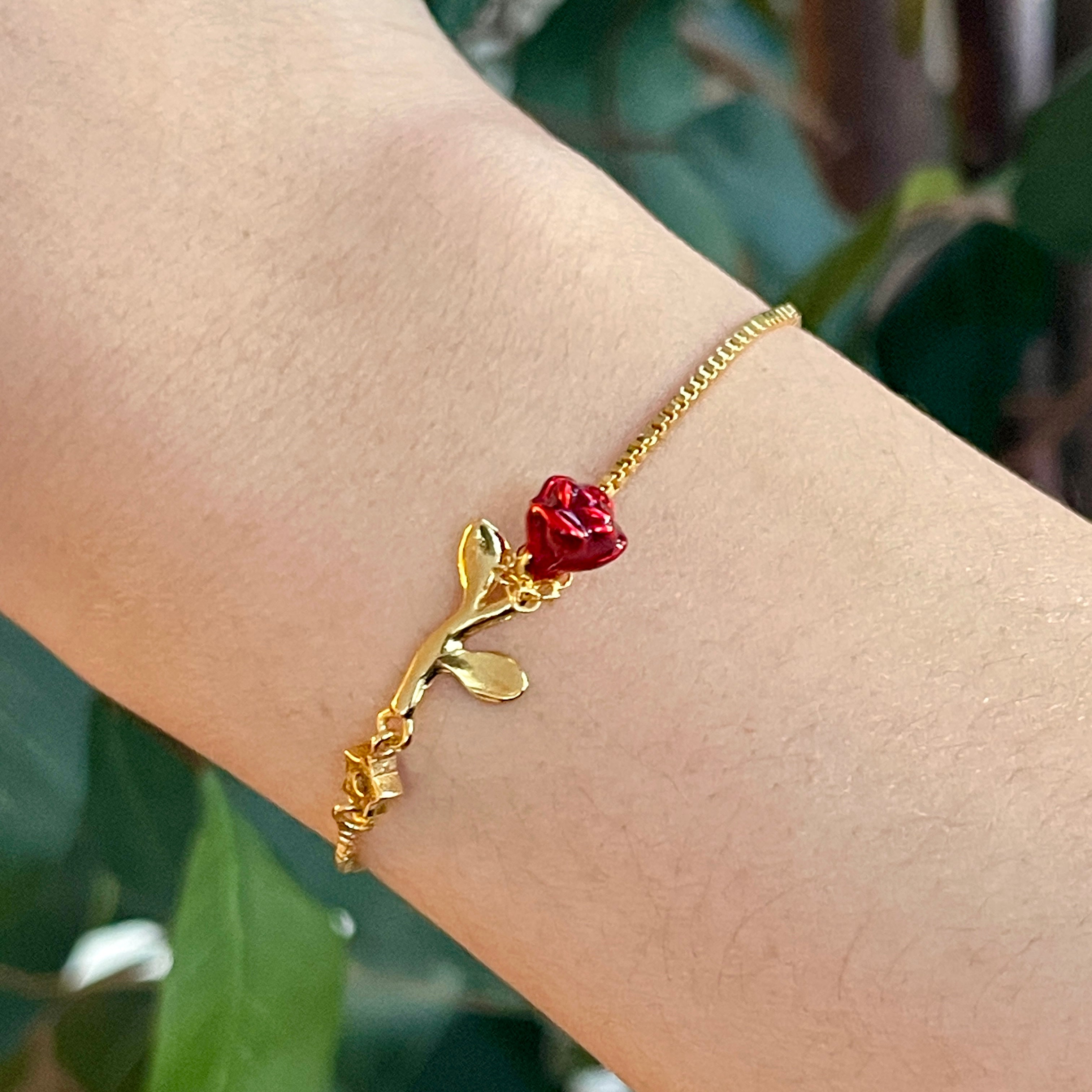 Conjunto de collar y pulsera con rosas rojas románticas