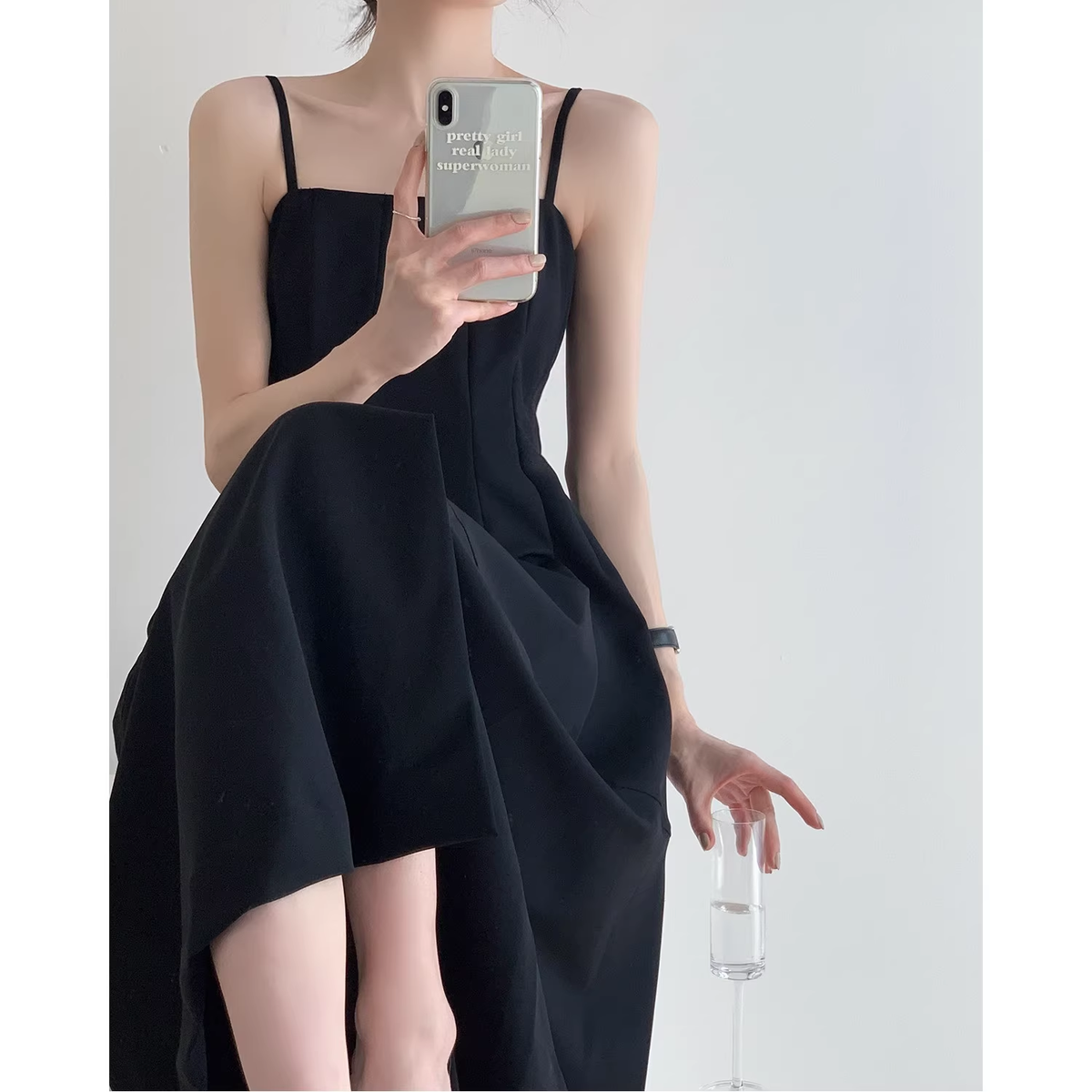 Vestido negro con abertura y tirantes para mujer