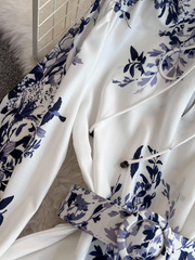 Langärmliges, bedrucktes Kleid mit Stehkragen und A-Linien-Muster