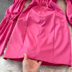 Langes Kleid mit Puffärmeln und eckigem Ausschnitt