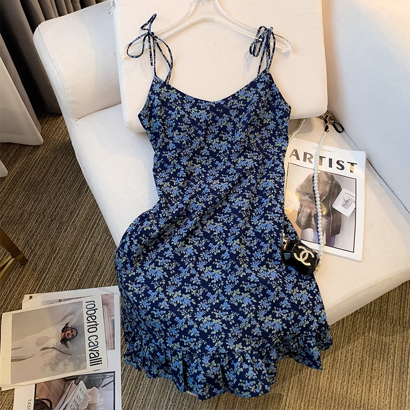 Kurzes A-Linien-Kleid mit floralem Strapsmuster