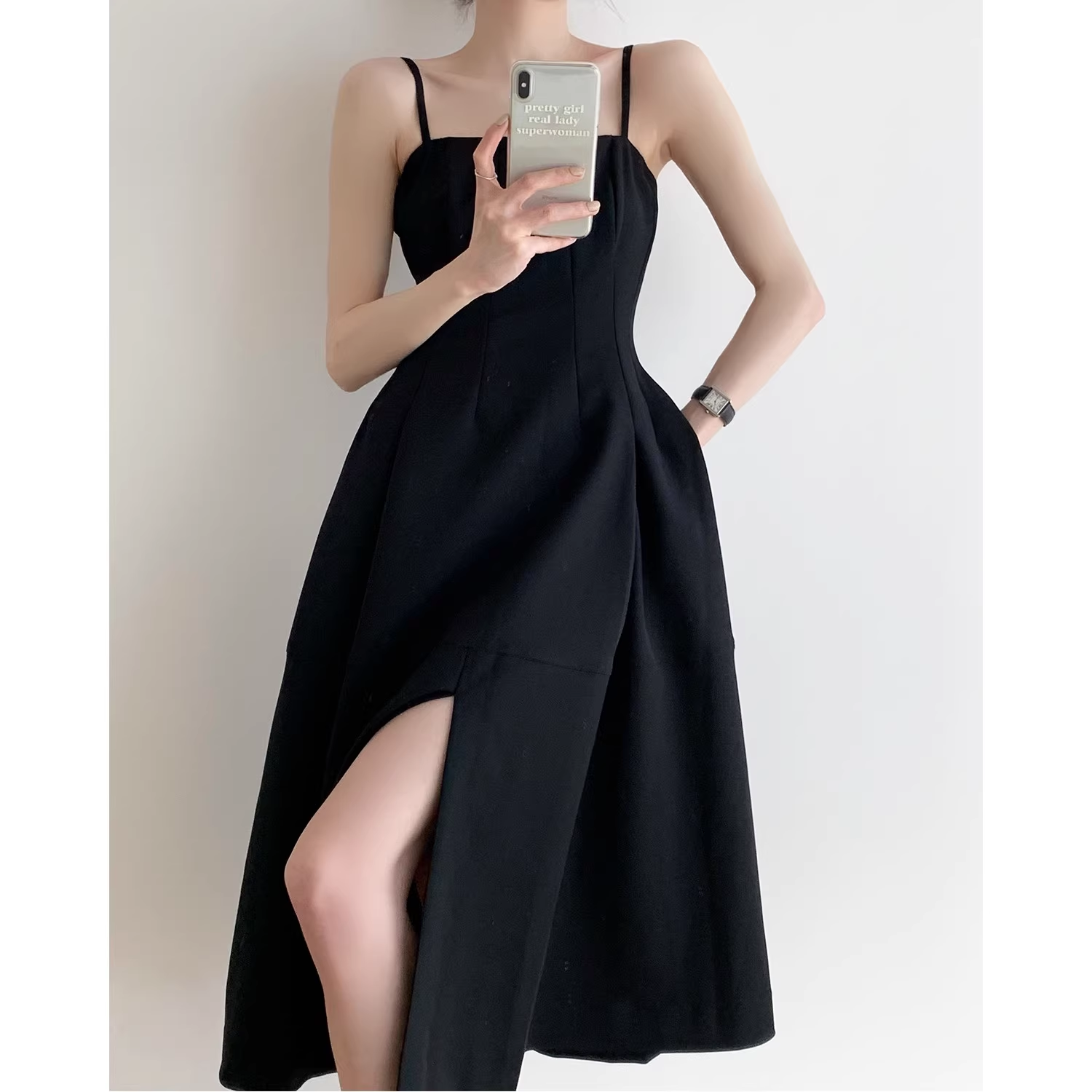 Vestido negro con abertura y tirantes para mujer