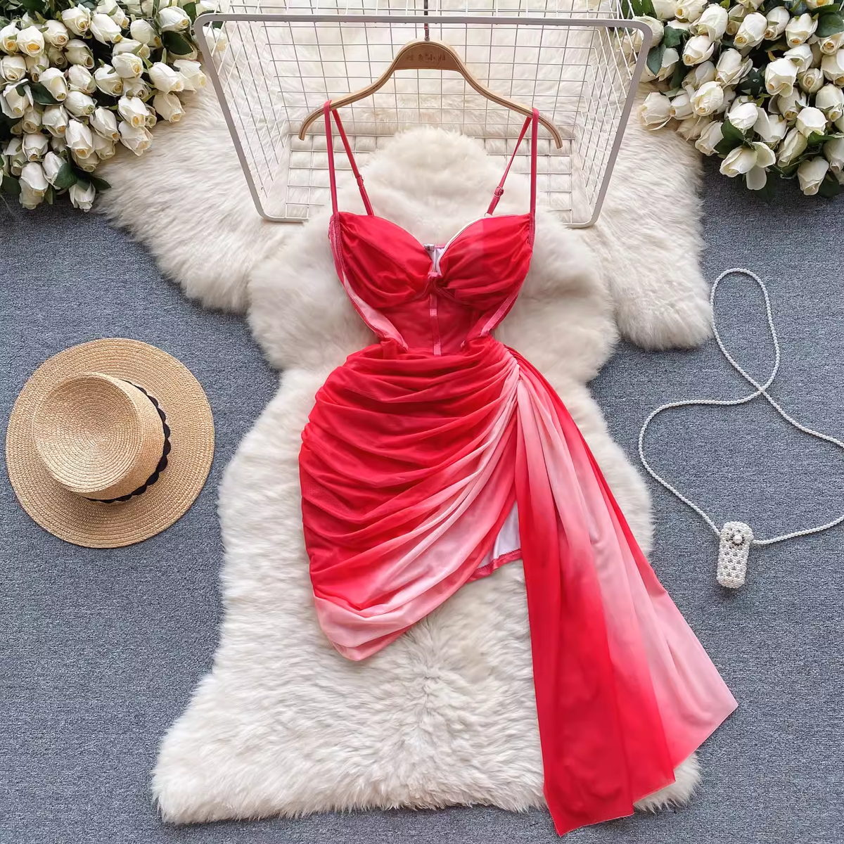 Strapskleid mit unregelmäßigem, hüftbetontem Rock