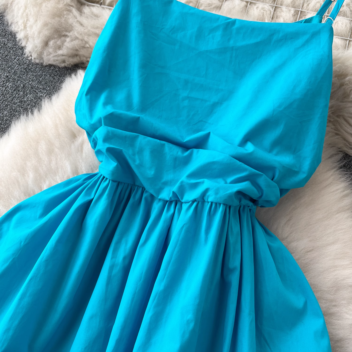 Vestido de verano con tirantes en forma de A