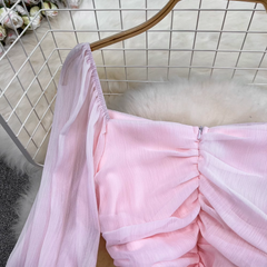 Langärmliges Chiffonkleid mit Laternenmuster, eckigem Ausschnitt, geraffter Taille und Bindegürtel