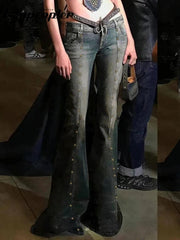 Vaqueros de tiro bajo con remaches acampanados y estilo grunge punk